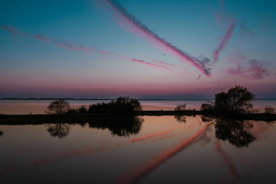 奨励賞「湖面に映る飛行機雲」実川　晴一さん（行方市）